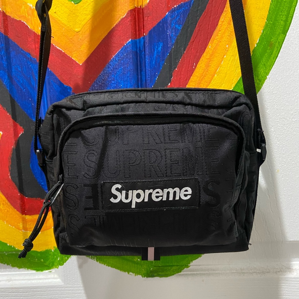 Suprime side bag⚠️offers welcome⚠️  supreme sticker and bag included